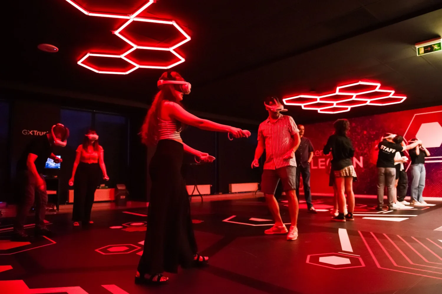 Participanți la o experiență VR în studioul Gateway din București